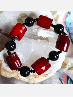 Lucite Stretch Vintage Abstract Red Barrel Round Black Seed Beads Bracelet